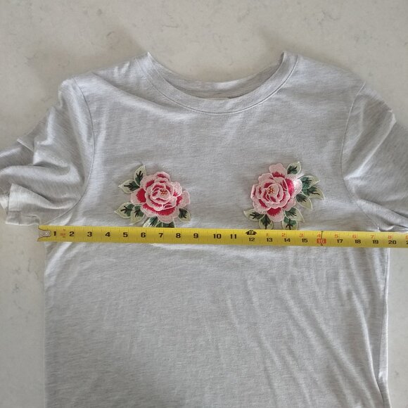 4/$20 Light grey tee shirt T-shirt with embroidered pink rose appliques Medium - Picture 11 of 11
